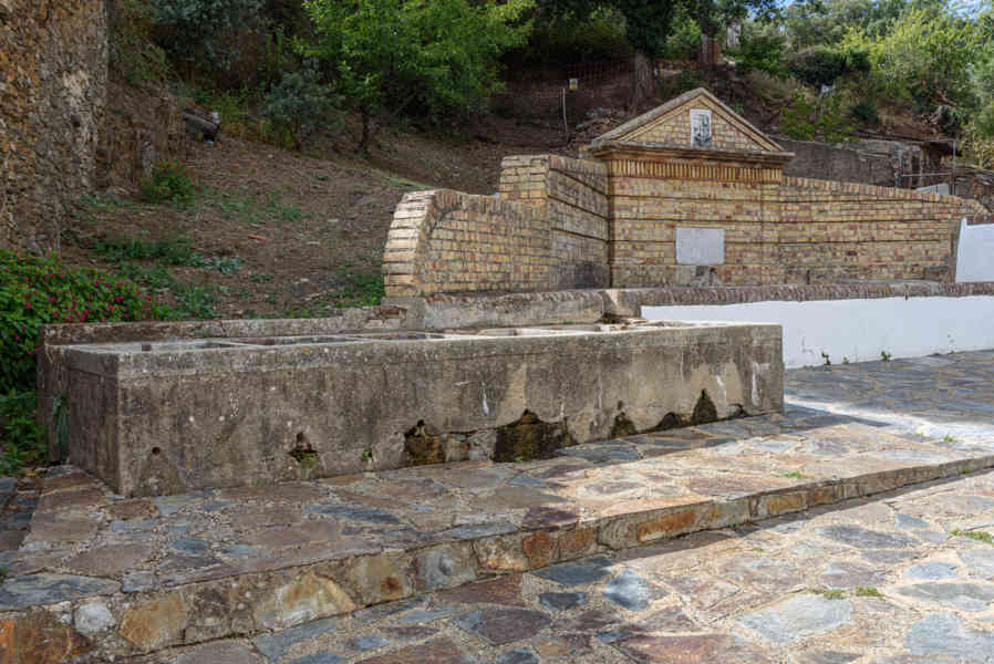 Huelva - Almonaster la Real 17 - fuente del Concejo.jpg